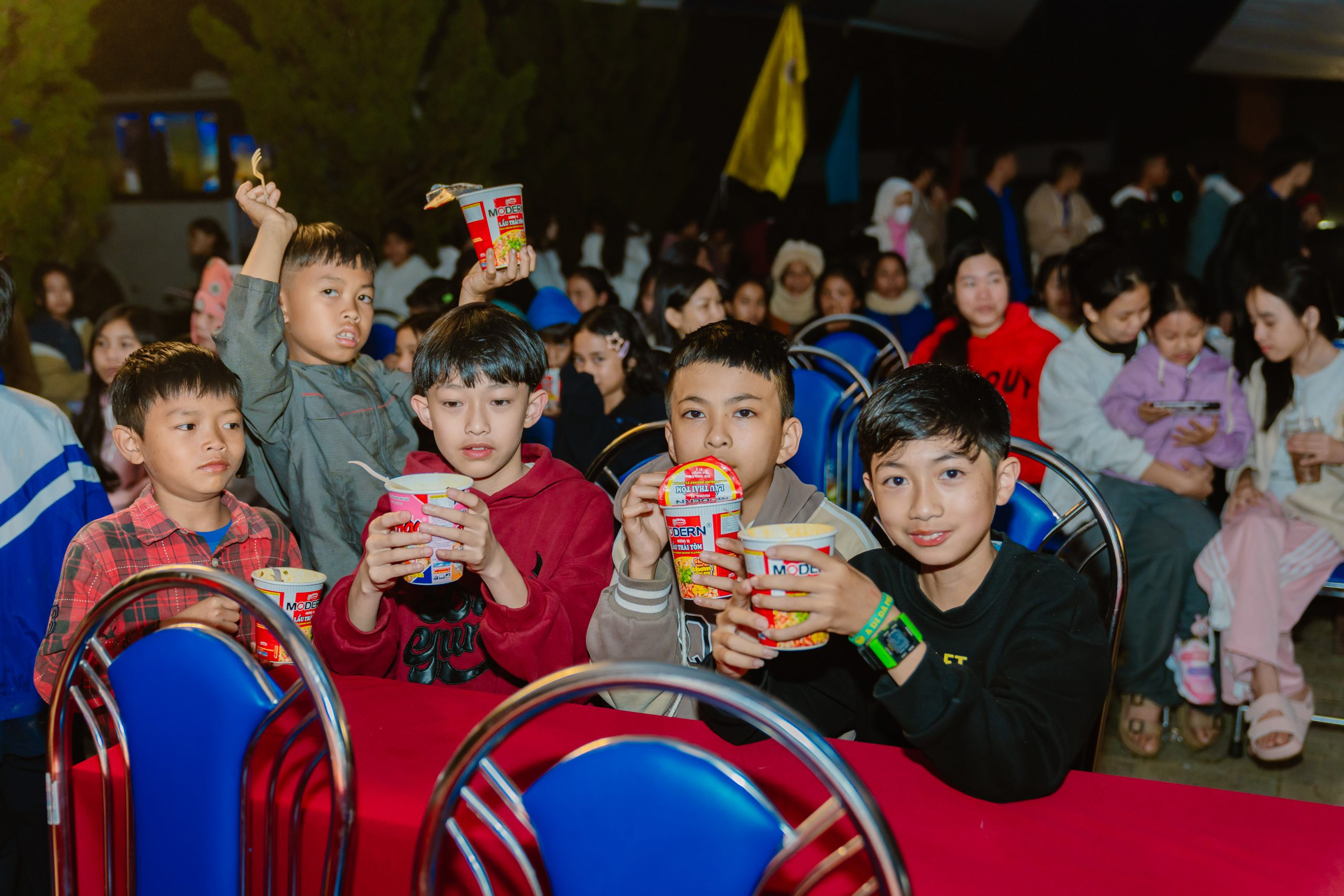 Các khán giả “nhí” đang thưởng thưởng thức những sản phẩm mì ly nóng hổi, thơm ngon từ Nhà tài trợ Acecook Việt Nam