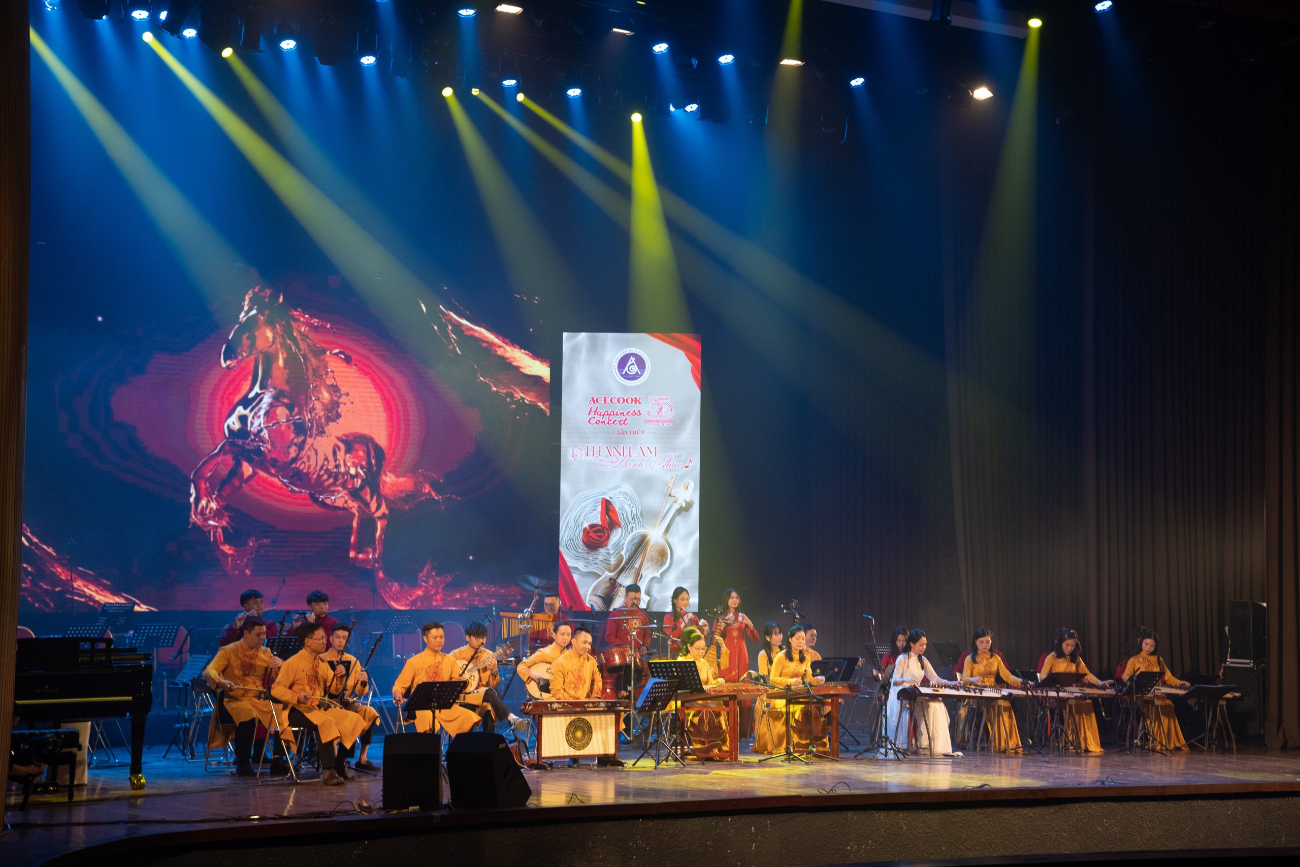 Các nghệ sĩ đang biểu diễn các tiết mục âm nhạc truyền thống