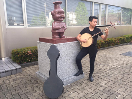 Nghệ sĩ Trung Lương và chú heo con “Kobuta” – Biểu tượng Acecook Nhật Bản (Nguồn Báo mới)