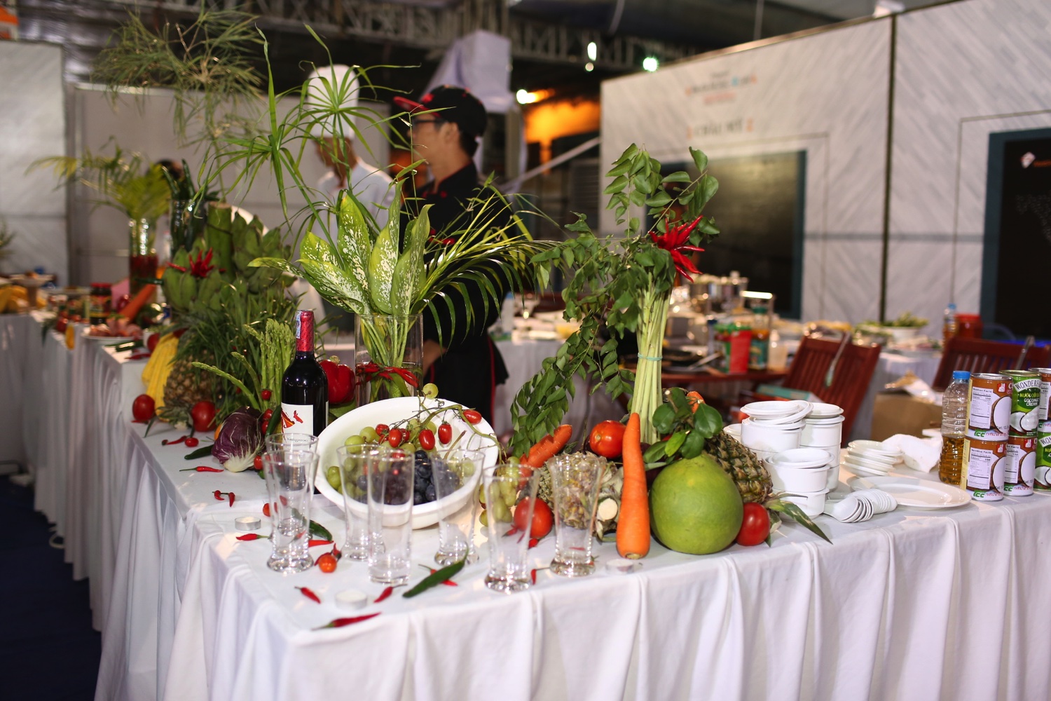 (Khu vực nhà hàng – có các đầu bếp phục vụ các món ăn đặc trưng của 5 Châu)