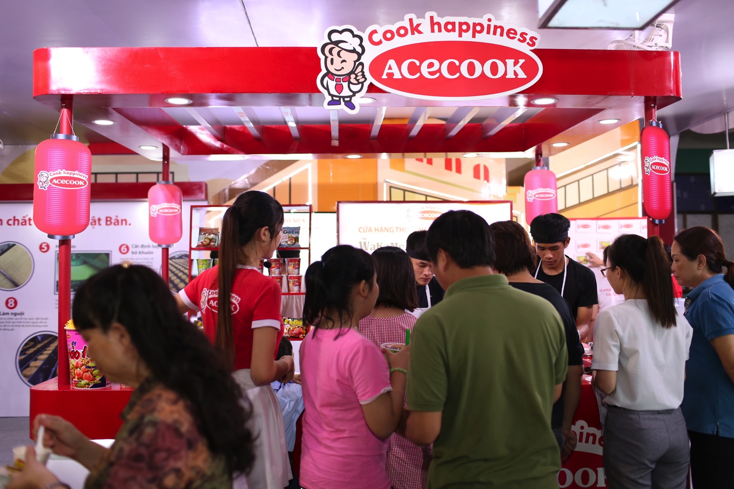(Khu vực giới thiệu quy trình sản xuất mì ăn liền và quầy thử sản phẩm mới của Acecook Việt Nam)