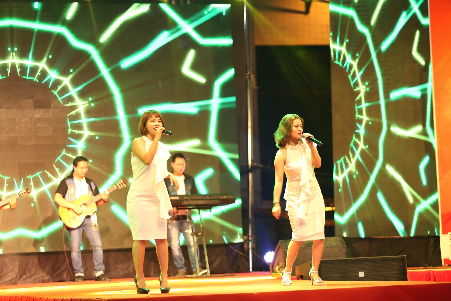 (Hoạt động ca nhạc trong lễ hội)