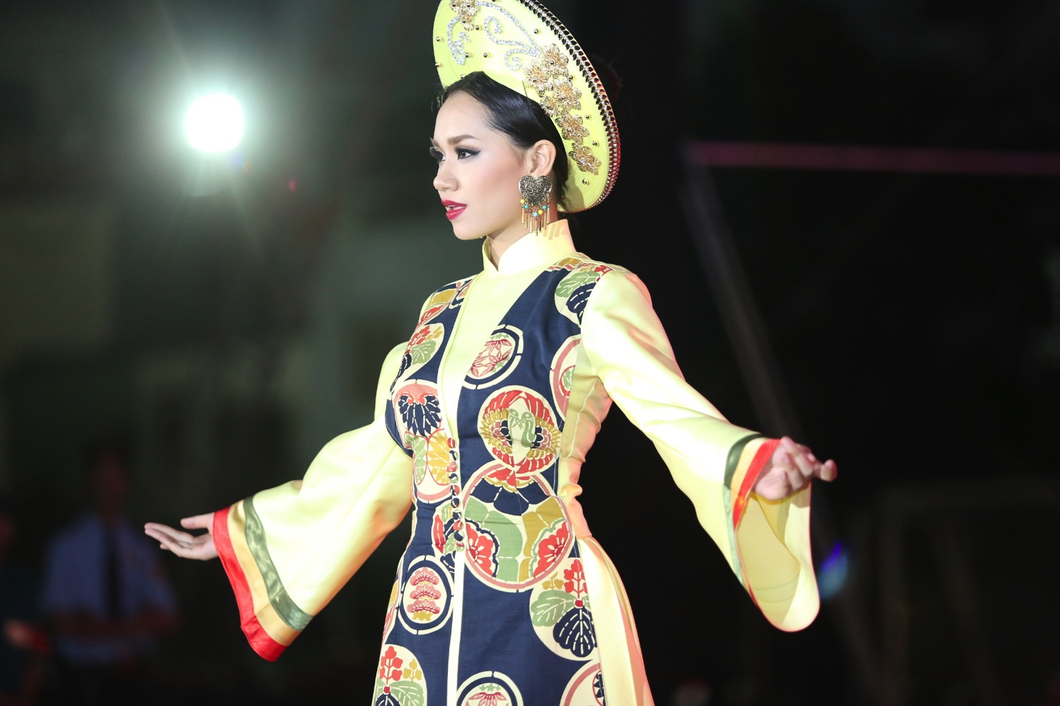 (Hoạt động trình diễn áo dài trong lễ hội)