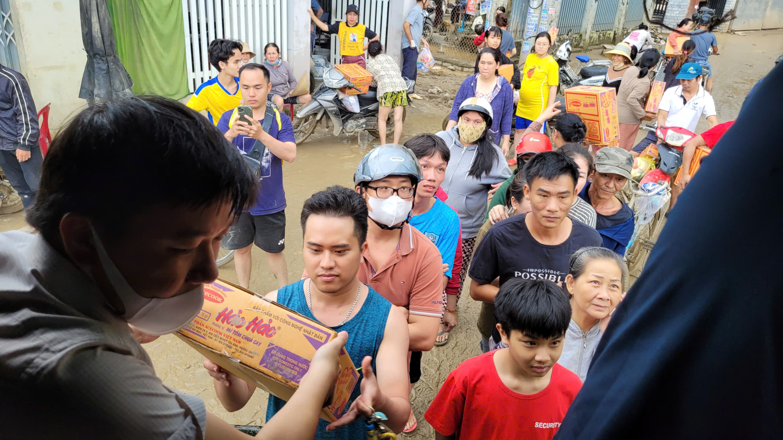 Acecook Việt Nam hỗ trợ 60.000 sản phẩm, cùng người dân Đắk Lắk, Khánh Hòa, Gia Lai vượt qua trận lũ lịch sử